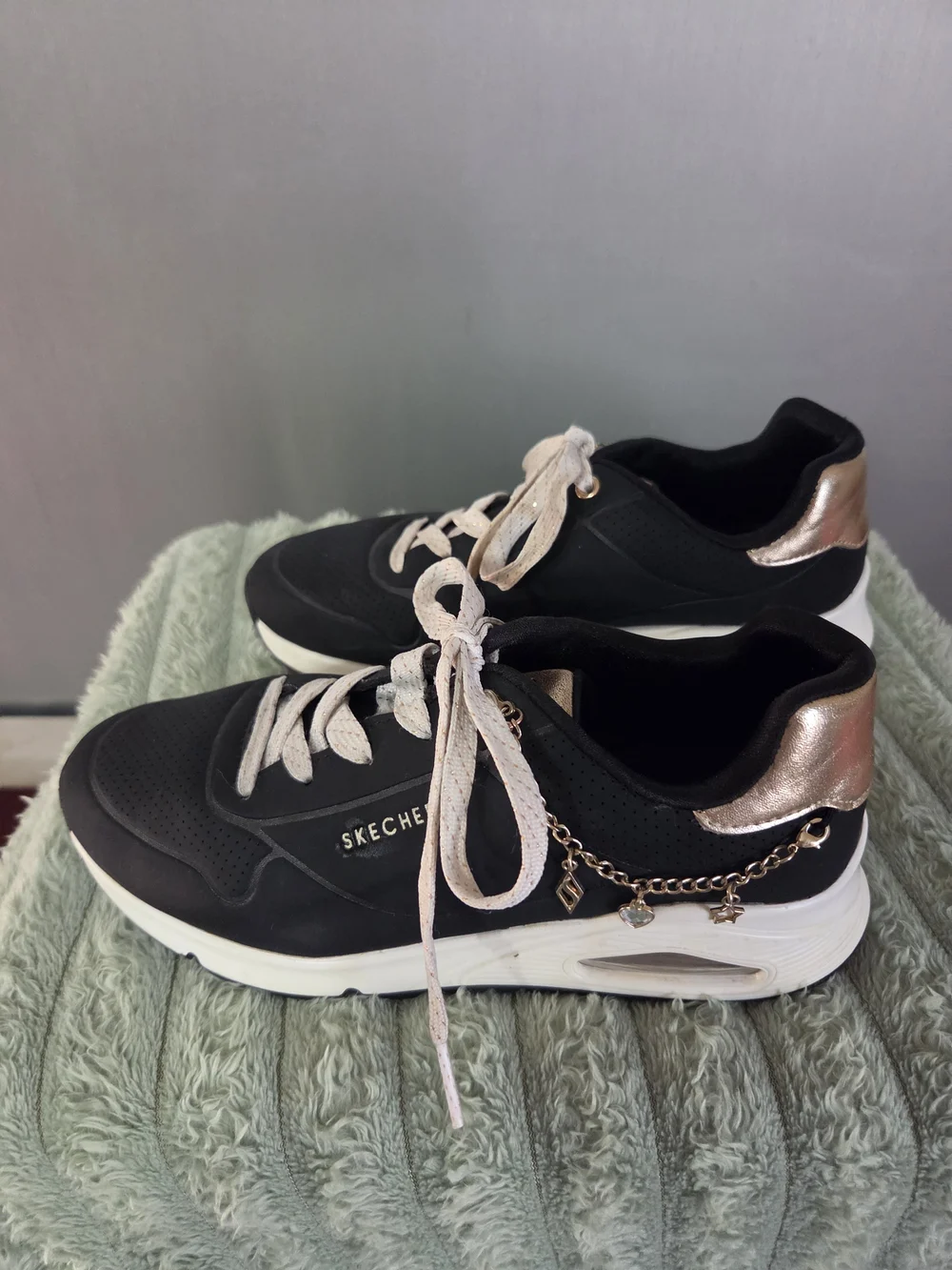 WOMANS SKECHERS/ KIDS STREET UNO SNEAKER LITTLE KID/ BIG KID